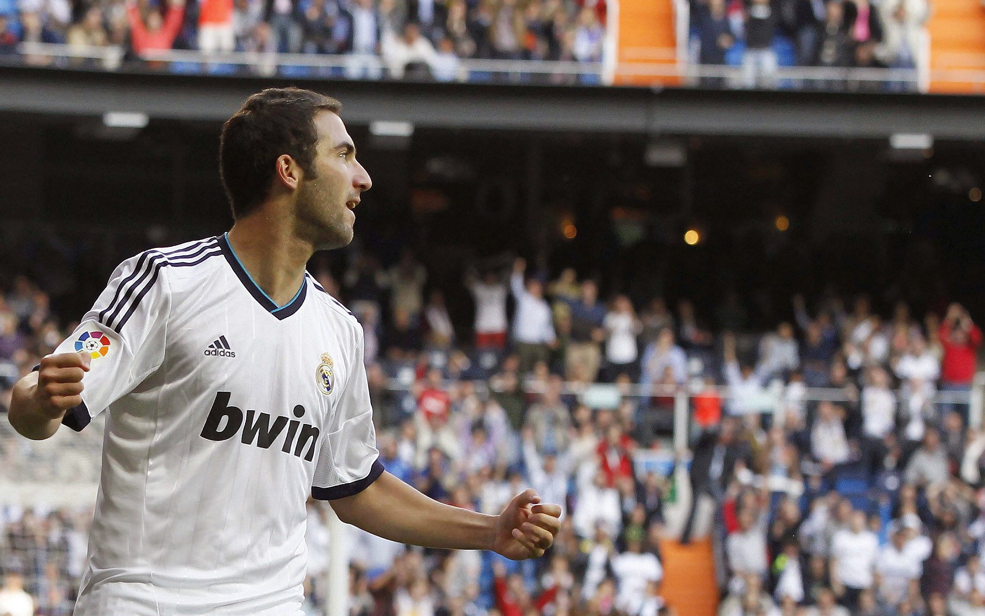 世界杯最新形势：俄克拉荷马城雷霆高居榜首，山东泰山强势追赶，冠军归属成迷